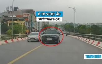 Phẫn nộ ô tô vượt ẩu trên cầu, suýt đối đầu xe ngược hướng