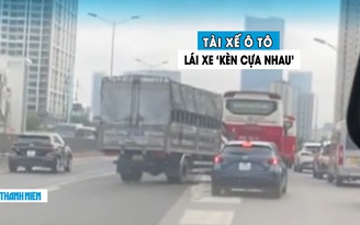 Bức xúc cảnh tài xế xe tải và ô tô con ‘chèn ép’ nhau trên cao tốc