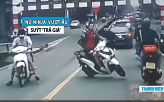 ‘Ninja’ lái xe máy phóng như bay trên phố, suýt bị ô tô cuốn vào gầm