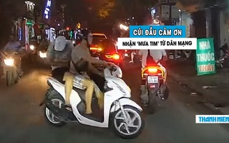 Thanh niên đi xe máy cúi đầu cảm ơn ô tô nhường đường: Dân mạng ‘thả tim'