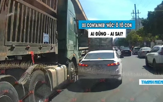 Ô tô con bị xe container húc vì chạy vào ‘điểm mù’: Ai đúng, ai sai?