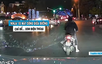 Dân mạng ‘bó tay’ ninja lái xe máy vô tư dừng giữa đường để… xem điện thoại