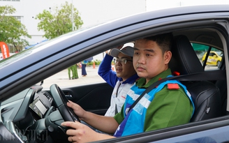Cảnh sát tương lai nỗ lực… tập huấn lái xe an toàn