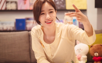 Eun Jung (nhóm T-ara) mặc áo bà ba, tự tay làm nến thơm tặng fan Việt