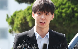 Park Yoochun trình diện cảnh sát vì scandal ma túy của 'vợ hụt' Hwang Hana