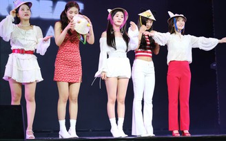 Red Velvet đội nón lá, 'cháy' hết mình trên sân khấu Việt