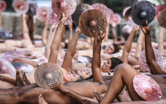 Hàng trăm người khỏa thân biểu tình trước trụ sở Facebook phản đối kiểm duyệt ảnh nude