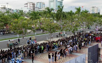 Hàng ngàn fan Việt xếp hàng dài chờ xem NCT Dream biểu diễn