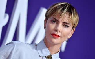 Minh tinh Charlize Theron kể lại khoảnh khắc mẹ giết chết cha