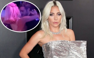 Lady Gaga hôn trai lạ trong bữa tiệc đón năm mới