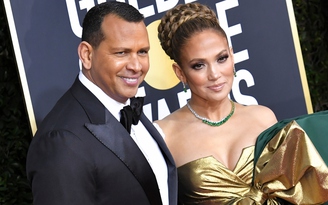 Jennifer Lopez và hôn phu kém tuổi hoãn cưới vì Covid-19