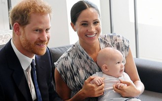 Hoàng tử Harry - Meghan Markle kiện paparazzi vì tìm đủ cách săn ảnh con trai