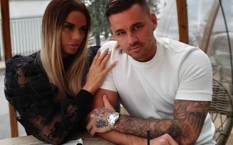 ‘Bom sex’ Katie Price tức giận vì tình trẻ được ‘gái lạ’ gửi clip nhạy cảm