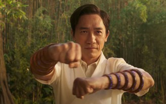 Lương Triều Vỹ phô diễn sức mạnh siêu đẳng trước ‘Shang-Chi’ Simu Liu trong trailer mới