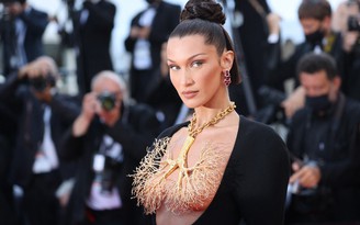 Siêu mẫu Bella Hadid diện váy khoét ngực ‘chặt chém’ dàn mỹ nhân trên thảm đỏ Cannes