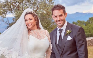 ‘Bom sex’ Kelly Brook khoe ảnh cưới lãng mạn ở Ý