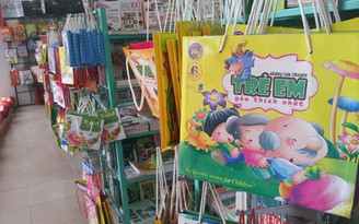 Bị tố ép học sinh 3 tuổi mua sách tham khảo, hiệu trưởng 'nổi đóa'