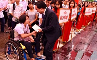 Tân sinh viên khuyết tật nhận quà của Bộ trưởng nhân ngày khai trường