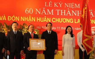 Nhà xuất bản Giáo dục Việt Nam nhận Huân chương Lao động hạng nhì