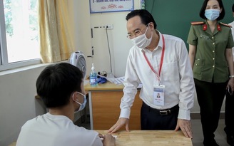 Bộ trưởng Phùng Xuân Nhạ kiểm tra trước 'giờ G' kỳ thi tốt nghiệp THPT đặc biệt