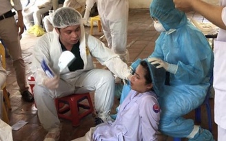 Bắc Ninh: Nhân viên y tế ngất xỉu vì lấy mẫu xét nghiệm liên tục giữa nắng hè