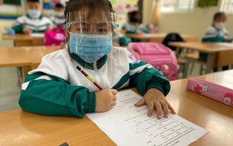 Học sinh lớp 1 ở ngoại thành Hà Nội lần đầu được tới trường