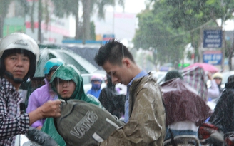 Thí sinh Hà Nội gặp mưa lớn cuối ngày thi thứ 2