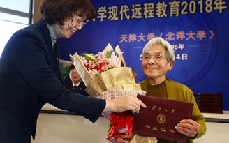 Cụ bà 81 tuổi lấy bằng đại học về thương mại điện tử