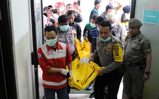 Xe buýt chở du khách rơi xuống đồi ở Indonesia, 27 người chết