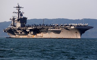 'Ngợp' trên 'sân bay nổi' USS Carl Vinson trong vịnh Đà Nẵng