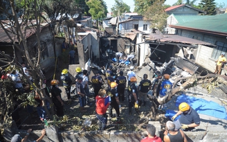 Máy bay đâm xuống nhà dân ở Philippines, 10 người thiệt mạng