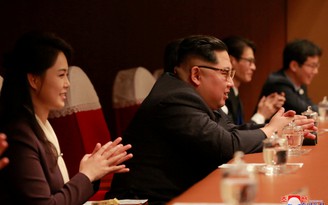 Lãnh đạo Kim Jong-un 'nồng ấm' với ca sĩ K-pop