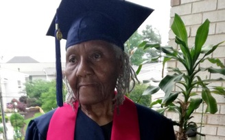Sau khi nhận bằng cử nhân, cụ bà 89 tuổi vẫn muốn học tiếp