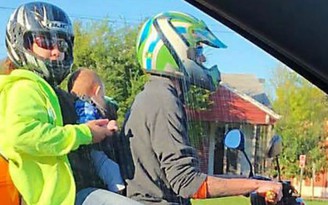 Ngồi xe máy để trẻ nhỏ ngồi giữa, cha mẹ Mỹ bị bắt