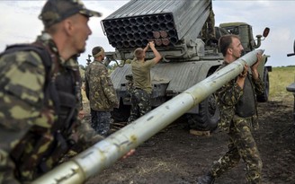 Binh sĩ Ukraine và phe ly khai rút khỏi thị trấn ở miền đông