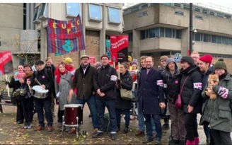 Giảng viên của 60 trường đại học ở Anh biểu tình