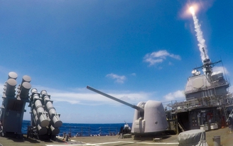 Cận cảnh chiến hạm Mỹ tập trận, phóng tên lửa gần Biển Đông