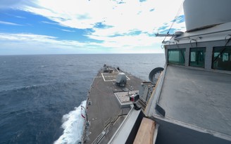 Chiến hạm Mỹ đi qua eo biển Đài Loan