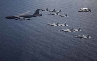 Oanh tạc cơ B-52 tập trận với 2 tàu sân bay Mỹ ở Biển Đông