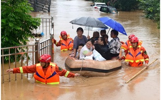 Mưa to gây lũ, vỡ đê dọc sông Dương Tử