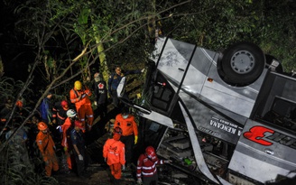 Xe buýt chở học sinh tham quan lao xuống vực ở Indonesia, 27 người chết