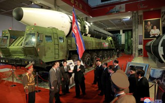 Tham quan triển lãm vũ khí, ông Kim Jong-un nói sức mạnh quân sự là để phòng vệ
