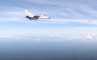Máy bay tiêm kích-ném bom của Trung Quốc tập trận bắn đạn thật ở Biển Đông