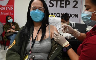 Philippines phát động chương trình tiêm vắc xin Covid-19 kỷ lục để đối phó biến thể Omicron