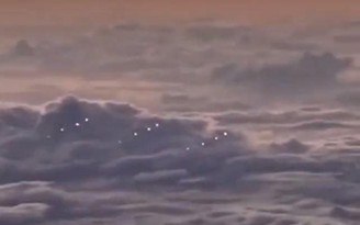 Phi công quân sự Mỹ bắt gặp “đội’ UFO đang bay trên Biển Đông