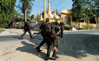 Quân đội Myanmar dội bom, pháo vào thị trấn gần Thái Lan