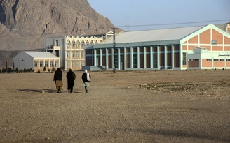 Nữ sinh đại học ở Afghanistan đến trường dưới thời Taliban