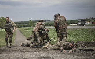 Chiến sự đến trưa 2.6: Tổng thống Zelensky nói về số binh sĩ Ukraine tử trận mỗi ngày