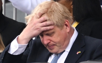 Thủ tướng Anh vượt qua cuộc bỏ phiếu bất tín nhiệm, nhưng vị thế suy yếu?