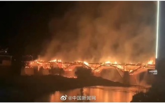 Cây cầu vòm gỗ 900 năm tuổi dài nhất Trung Quốc bị thiêu rụi